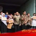 Pemkab Sidoarjo Berikan Bantuan kepada Pemilik Stan yang Terbakar di Pasar Induk Krian