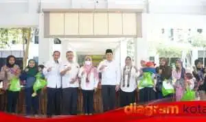 Plt. Bupati Sidoarjo Serahkan Bantuan Pangan secara Maraton di 3 Kecamatan