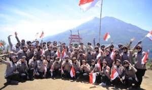 Hari Jadi ke-76, Polwan Polres Madiun Kibarkan Merah Putih dan Bendera Polwan di Puncak Bukit Mongkrang