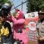 Rayakan Hari Jadi ke-76, Polwan Polrestabes Surabaya Gelar Aksi Simpati dengan Pembagian Helm dan Bunga