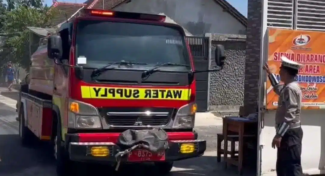 Personel Satlantas Polres Bondowoso Sigap Padamkan Kebakaran di SMKN 1