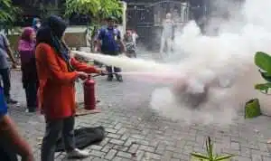 Sosialisasi Mitigasi Kebakaran di Kelurahan Airlangga Surabaya: Warga Diberi Bekal Pengetahuan dan Keterampilan Praktis