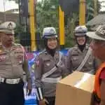Hari Bhayangkara ke-69, Polres Blitar Kota Beri Bantuan Sosial untuk Pekerja Lalu Lintas