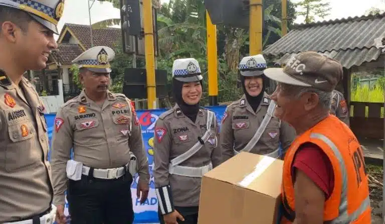Hari Bhayangkara ke-69, Polres Blitar Kota Beri Bantuan Sosial untuk Pekerja Lalu Lintas