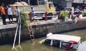Angkutan Feeder di Surabaya Jatuh ke Sungai di Medokan Sawah