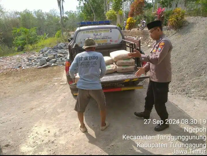 Dukung Pembangunan Masjid, Polsek Tanggunggunung Berikan Bantuan Semen