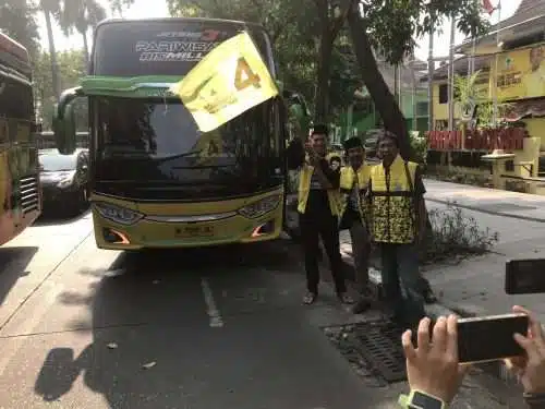 Rayakan HUT ke-60 Golkar , DPD Golkar Surabaya Mulai Berangkatkan Peserta Ziarah Wali 5