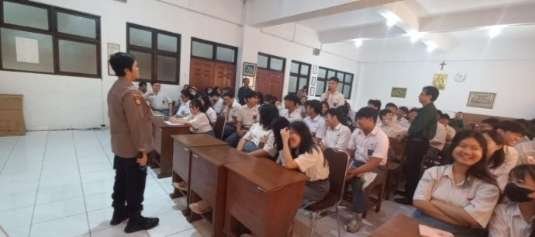 Kapolsek Dukuh Pakis Dorong Siswa SMAK Dharma Mulya Fokus Berprestasi dan Hindari Kenakalan Remaja