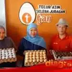 Kunjungan Khofifah di sentra telur asin aneka olahan Kebonsari candi Sidoarjo, disambut meriah muslimat candi