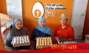 Kunjungan Khofifah di sentra telur asin aneka olahan Kebonsari candi Sidoarjo, disambut meriah muslimat candi