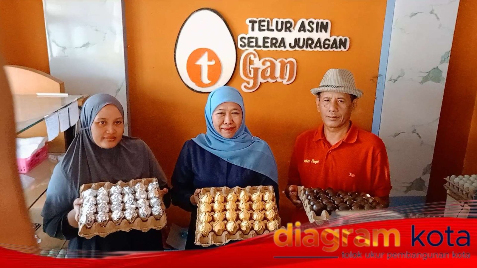 Kunjungan Khofifah di sentra telur asin aneka olahan Kebonsari candi Sidoarjo, disambut meriah muslimat candi