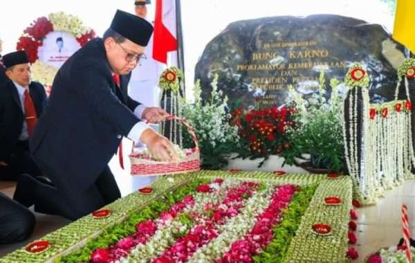 Hari Jadi Ke-79 Jatim, Pj Adhi Karyono Ziarah ke Makam Ir. Soekarno