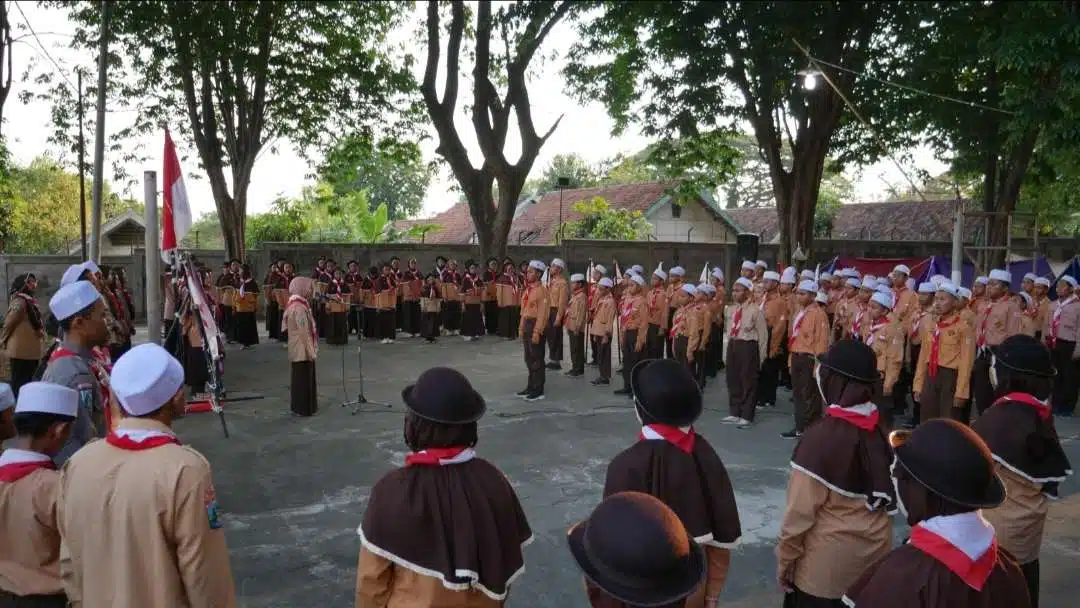 Perjusa di Bumi Perkemahan Gresik, MI Al Fithrah Ajak Siswa Kelas 6 Bangun Kemandirian