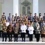 Momen Pamitan Terakhir Presiden Joko Widodo dan Ibu Iriana dengan Keluarga Besar Istana