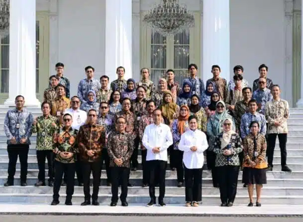 Momen Pamitan Terakhir Presiden Joko Widodo dan Ibu Iriana dengan Keluarga Besar Istana