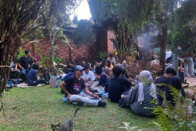 Kebosanan Wartawan di Depan Gerbang Padepokan Garuda Yaksa Kediaman Prabowo 