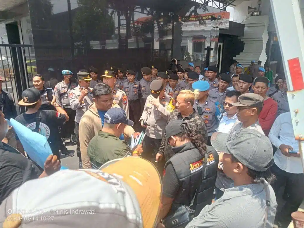 Tuntut Transparansi Informasi, Puluhan Jurnalis Surabaya Gelar Aksi di Polrestabes
