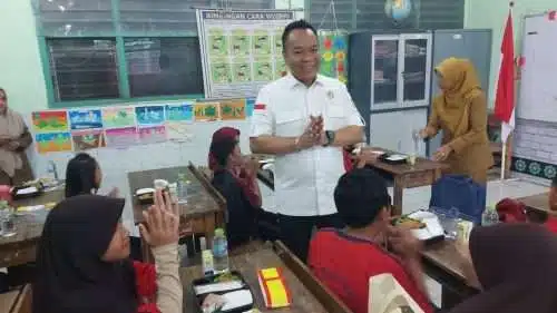 Trial Program Presiden, Politisi Gerindra Berikan MBG Untuk Ratusan Anak SDN Kedurus 1 Surabaya