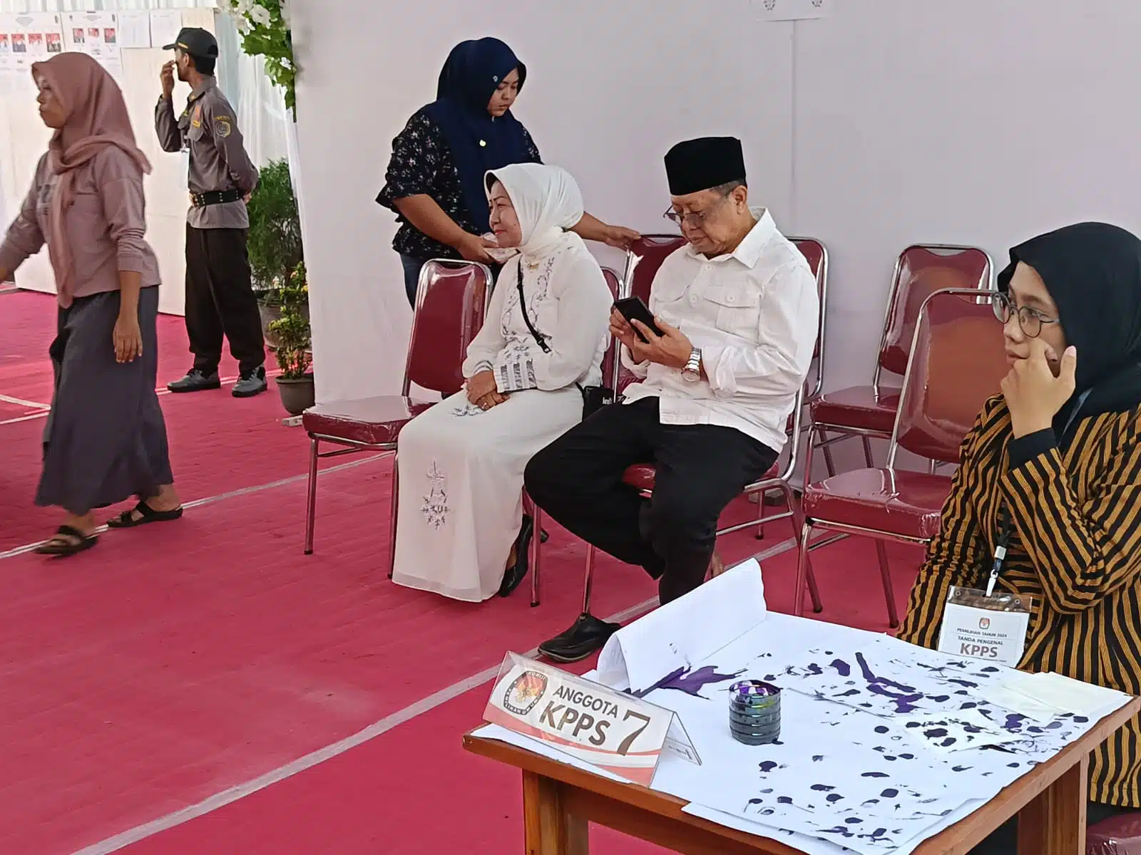 Pilkada Tulungagung Berjalan Lancar dan Damai, Cabup Maryoto Bhirowo Mencoblos di TPS 01 Desa Sembon