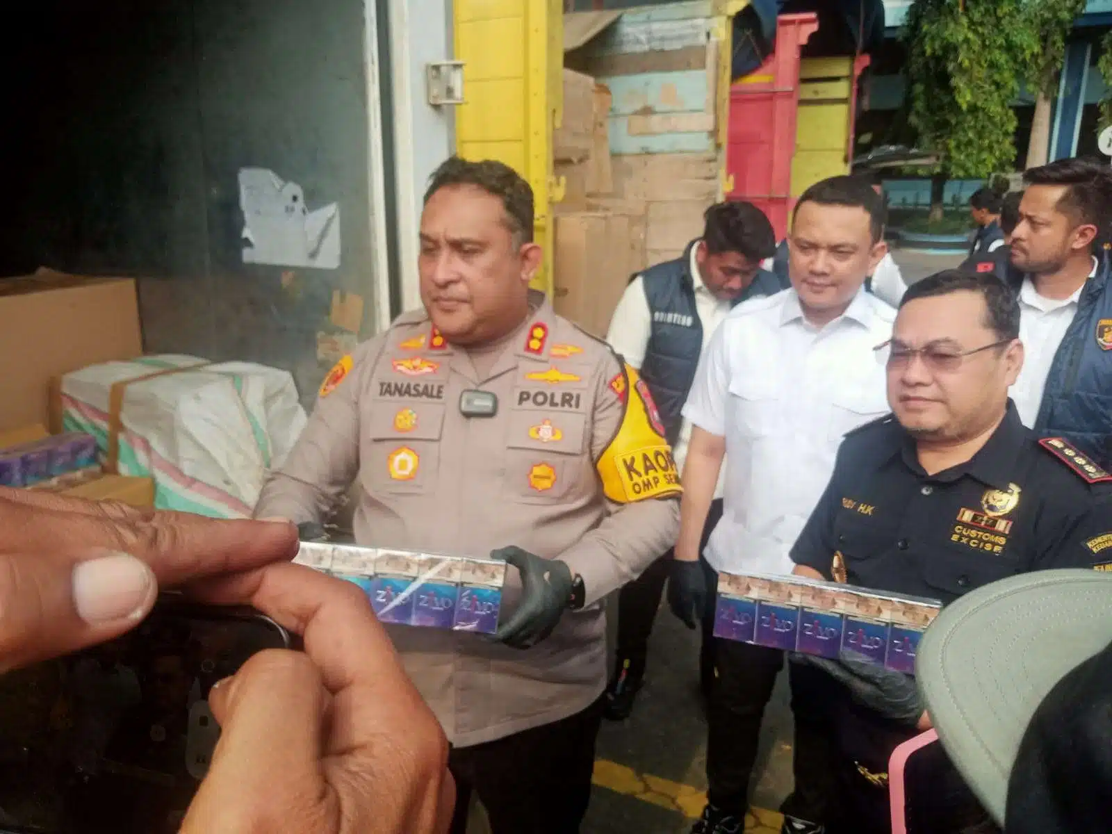 Polres dan Bea Cukai Sita 7,6 Juta Rokok Ilegal di Pelabuhan Tanjung Perak