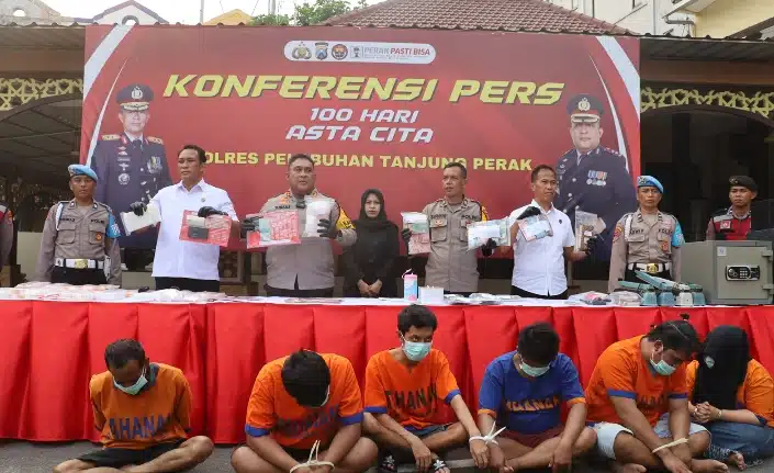 Polres Tanjungperak Gerebek Bunker Narkoba: 6 Pengedar Ditangkap, Temukan Sabu Senilai Miliaran Rupiah