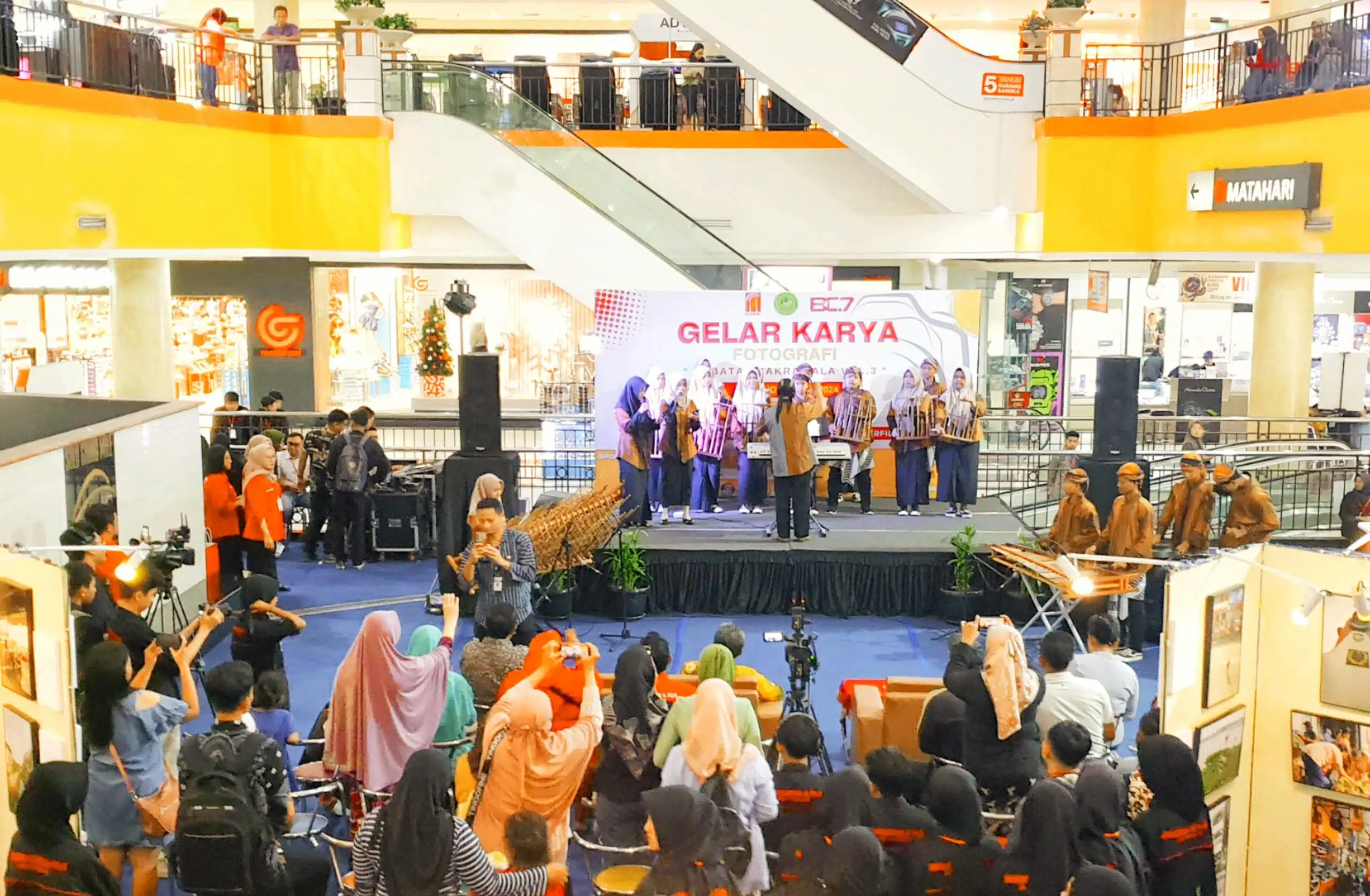 Menyambut 2 Dekade Solo Grand Mall, Banyak Performance Meriah di Atrium Utama. 