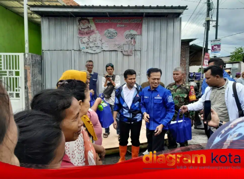 Emil Dardak dan Partai Demokrat Salurkan 500 Paket Sembako untuk Korban Banjir di Sidoarjo