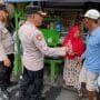 Polsek Simokerto Buat Kejutan: Beli Dagangan Warung dan Bagikan ke Warga