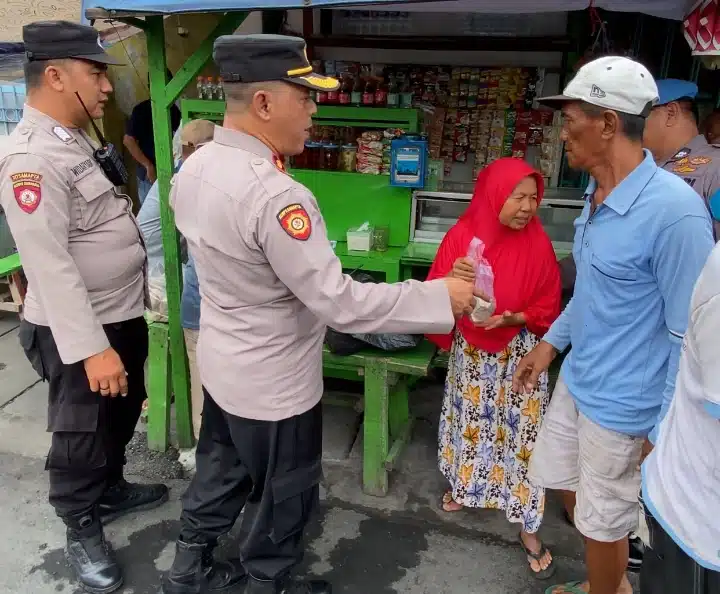 Polsek Simokerto Buat Kejutan: Beli Dagangan Warung dan Bagikan ke Warga