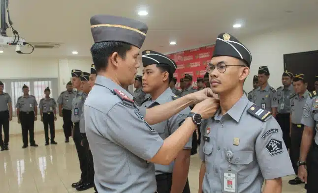 Apresiasi Kinerja, Enam Petugas Rutan Surabaya Naik Pangkat