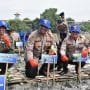 Sinergi Ditpolairud dan Masyarakat: Penanaman Mangrove Cegah Abrasi di Gresik
