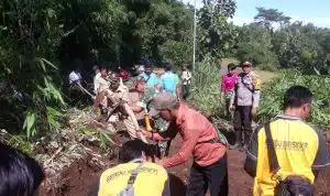Polisi, TNI, dan BPBD Bersama Warga Tlogosari Bahu-Membahu Tangani Dampak Bencana Alam