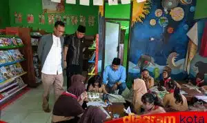 Atap Plafon Jeplok, KBM di SDN Sidomojo Dipindahkan ke Perpustakaan
