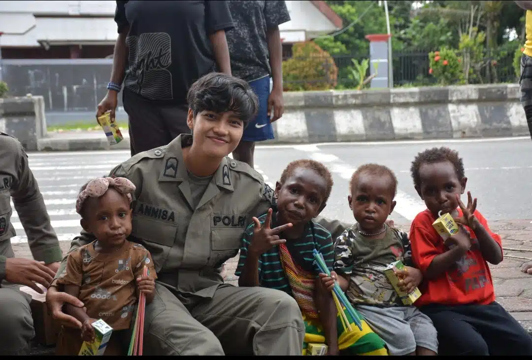 Dukung Tumbuh Kembang Anak Papua, Personel Ops Damai Cartenz-2025 Berbagi Susu Kotak di Mimika
