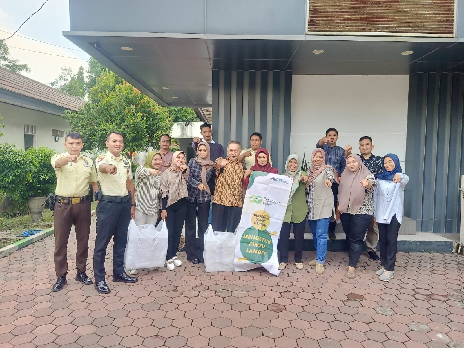 Konsisten Berbagi, Pegadaian Kanwil XII Surabaya Distribusikan Ribuan Paket Makanan