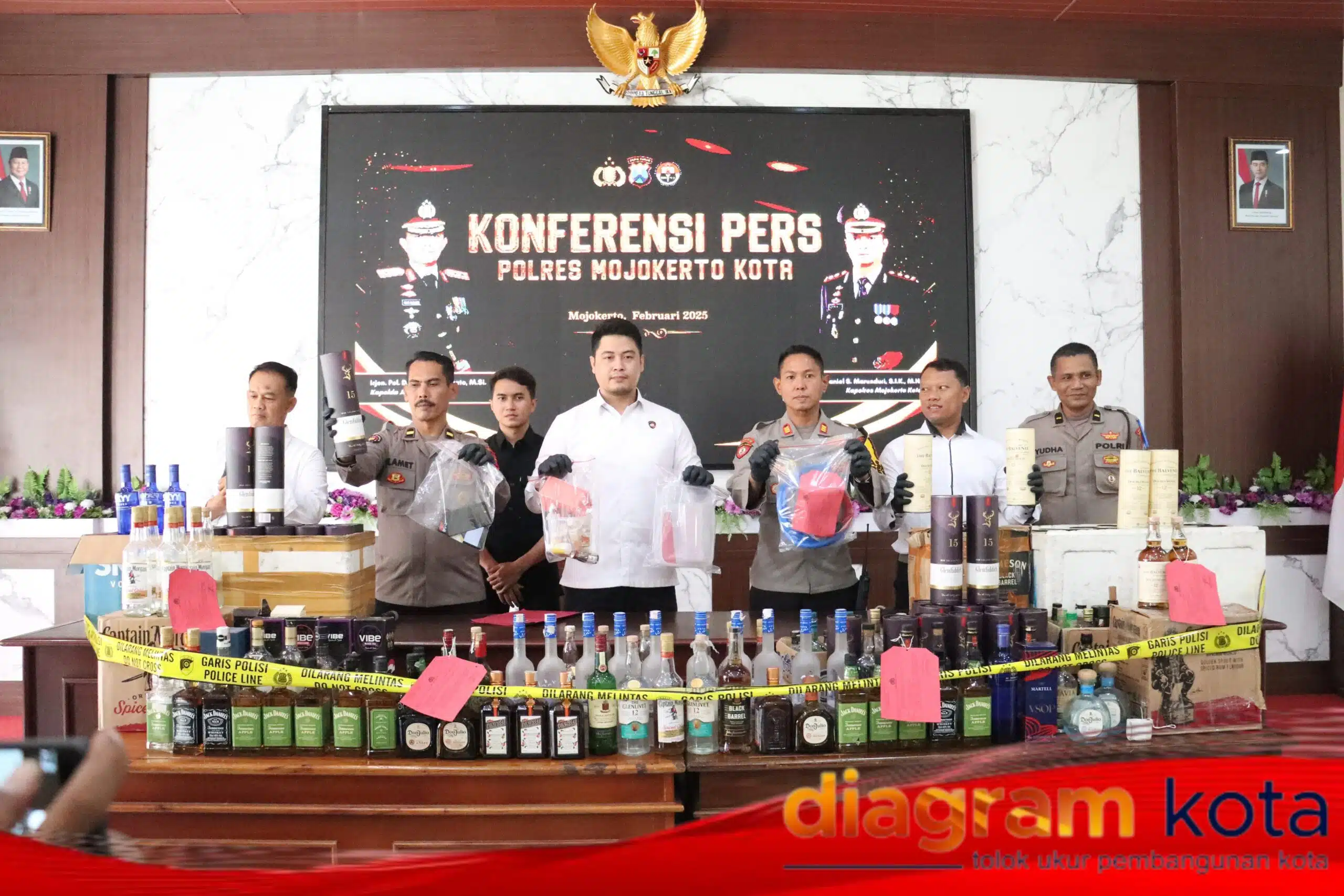 Polres Mojokerto Kota Gerebek Pabrik Miras Oplosan, Sepasang Suami Istri Ditangkap