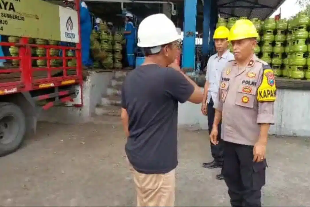Kapolsek Krian Pantau Distribusi LPG 3 Kg di SPBE PT Indotana Aryanusa, Pastikan Tidak Ada Kelangkaan Di Wilayah Krian