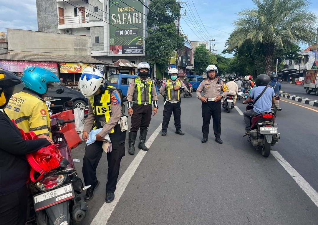 Satlantas Polres Pelabuhan Tanjung Perak Gelar Operasi Keselamatan Semeru 2025, Pelanggar Didominasi Terobos Lampu Merah