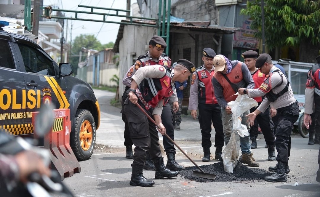 Harkamtibmas, Polres Situbondo Patroli Sambil Tambal Jalan Berlubang