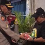 Kapolsek Simokerto Bagi 100 Kunci Ganda Gratis untuk Cegah Curanmor