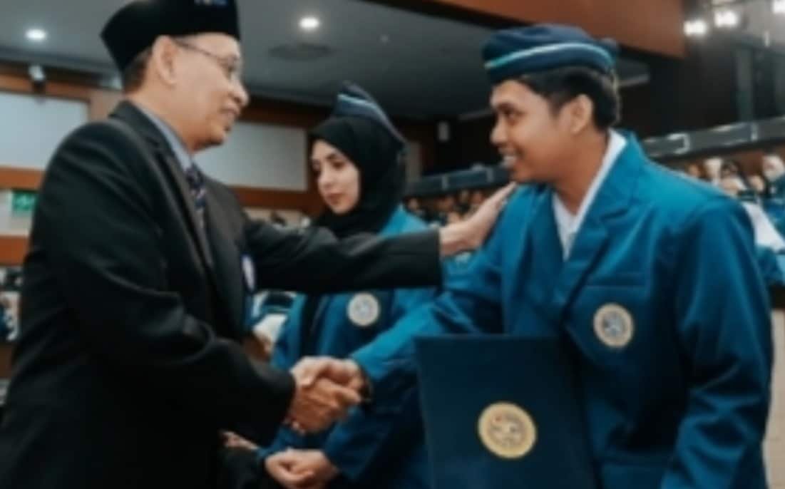 Rektor Unair Kukuhkan Mahasiswa Baru Program Pascasarjana Tahun 2024/2025