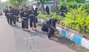 Polres Pasuruan Kota dan Ratusan Pesilat Bersatu dalam Aksi Bersih-Bersih Kota