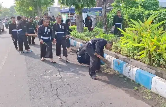 Polres Pasuruan Kota dan Ratusan Pesilat Bersatu dalam Aksi Bersih-Bersih Kota