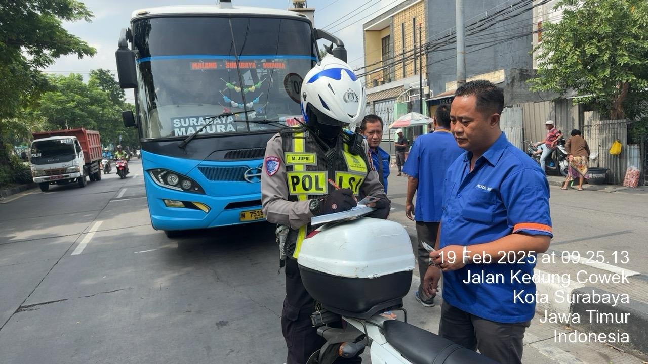 Polres Tanjung Perak Tertibkan Parkir Liar di Surabaya