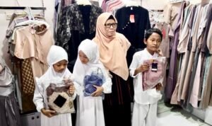 Dibeliin Baju Baru Gratis, Enny Minarsih : Sambut Lebaran Bersama PKS Penuh Kebahagiaan