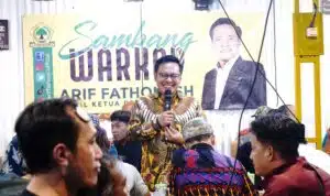Sambang Warkop, Arif Fathoni Serap Aspirasi Perawatan Lapangan Sepak Bola Kampung