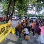 Momen Ramadhan,Golkar Surabaya Bagikan Paket Takjil Warga