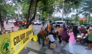 Momen Ramadhan,Golkar Surabaya Bagikan Paket Takjil Warga