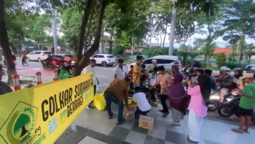 Momen Ramadhan,Golkar Surabaya Bagikan Paket Takjil Warga