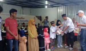 Dukung Ekonomi Kreatif, AWS dan UMKM Margorejo Tutup Bazar dengan Santunan Yatim